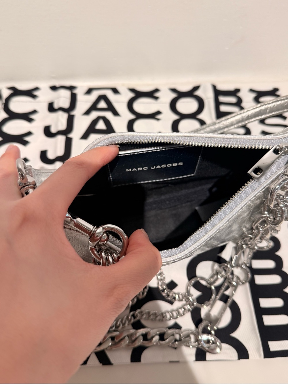 NWT Marc Jacobs crinkle shoulder bag with chain charm- silver (LAST ONE!) - Picture 9 of 10